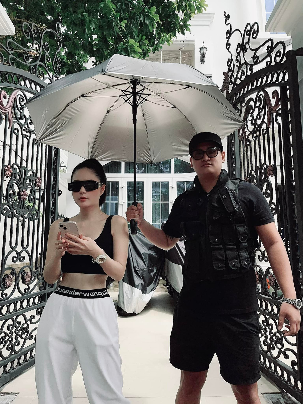 Theo Di Băng, mỗi người sẽ làm việc 8 tiếng/ngày, thường xuyên check-in bằng máy báo tránh việc ngủ gật cũng như đảm bảo luôn có người thức, bảo vệ an ninh cho gia đình cô.