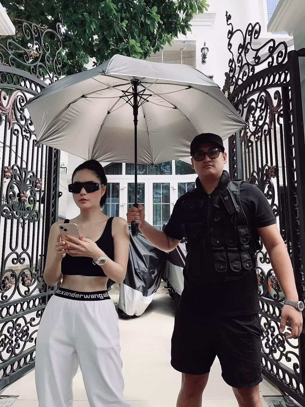 Theo Di Băng, mỗi người sẽ làm việc 8 tiếng/ngày, thường xuyên check-in bằng máy báo tránh việc ngủ gật cũng như đảm bảo luôn có người thức, bảo vệ an ninh cho gia đình cô.