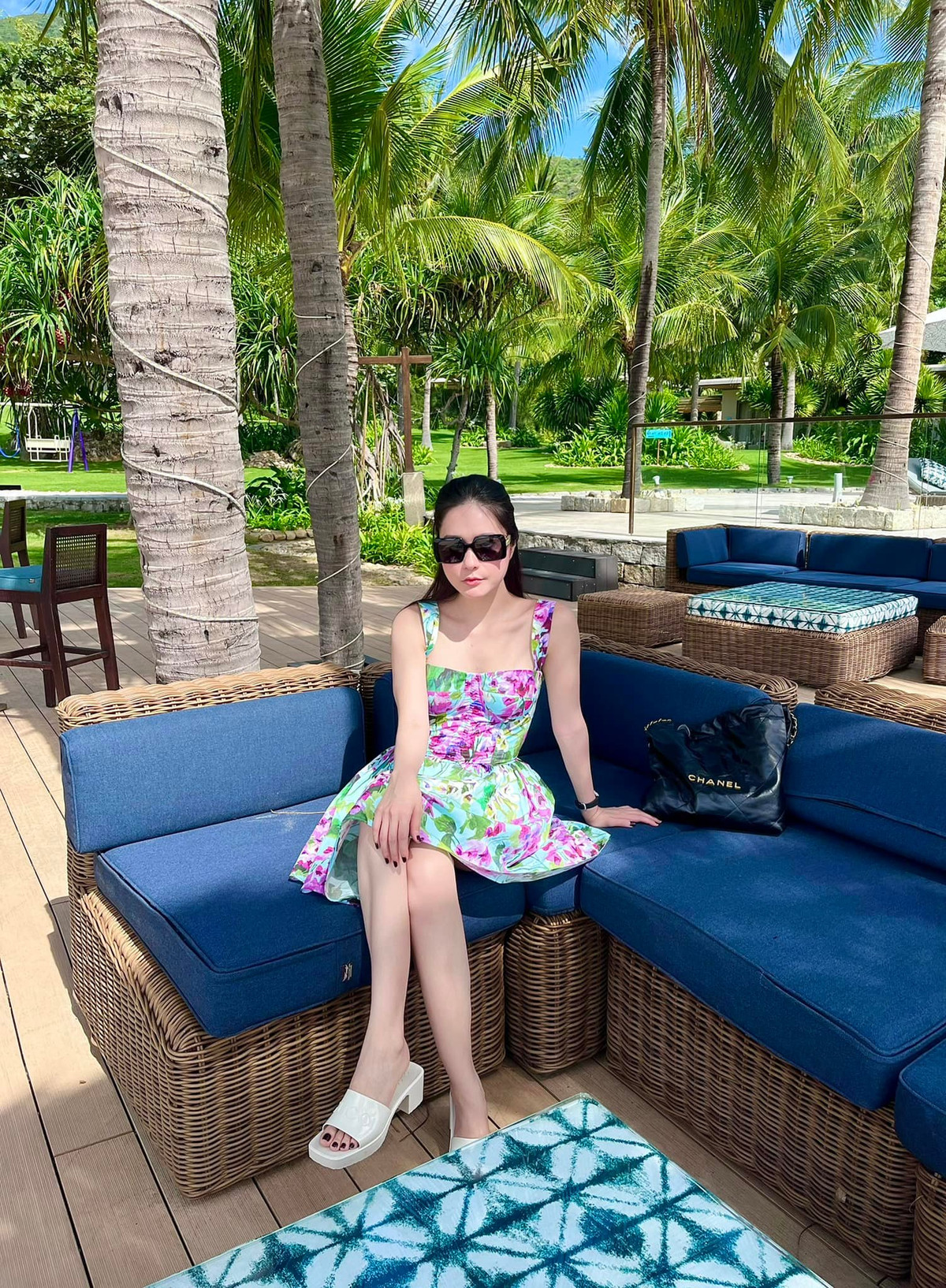 Chưa kể cô nàng còn phải chi đến hàng trăm triệu mỗi tháng để nuôi 3 cô con gái ăn học. Ngoài ra còn tiền thuê 3 bà vú chăm sóc riêng cho mỗi bé cũng mất trăm triệu.