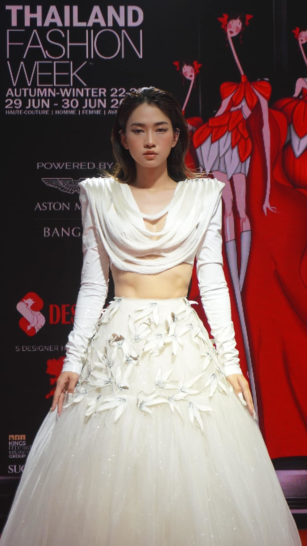 Sau khi tham gia thi Hoa hậu, khán giả mong rằng cô nàng sẽ biết cải thiện hình ảnh. Ảnh: FBNV