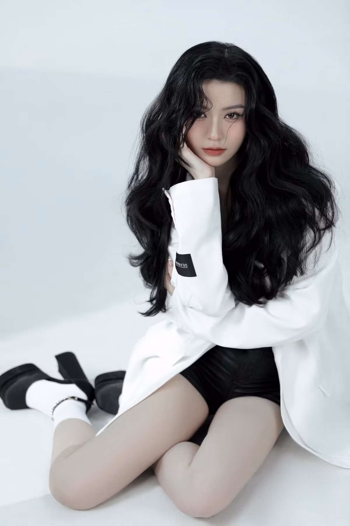 Cô nàng này gây chú ý bằng góc nghiêng thần thánh và chiếc mũi thẳng tắp đắt giá.