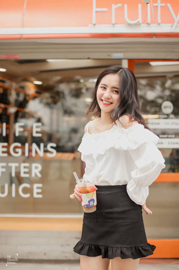 Cô bạn cuốn hút mọi người ngay từ cái nhìn đầu tiên bởi làn da trắng mịn, khuôn mặt xinh xắn cùng nụ cười rạng rỡ.