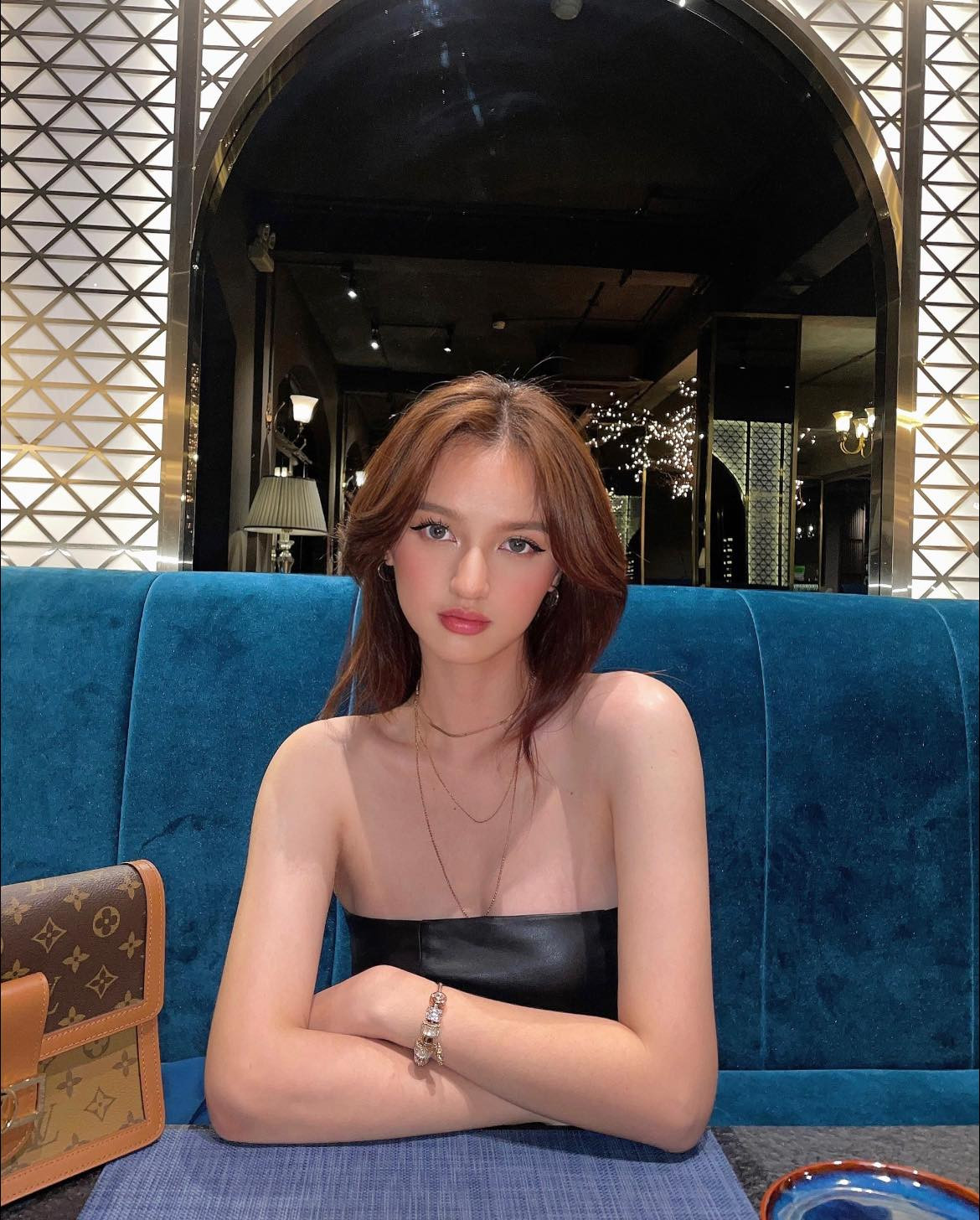 Nhờ lợi thế ngoại hình mà bên cạnh việc học hot girl ảnh thẻ này còn sớm theo đuổi nghề người mẫu.