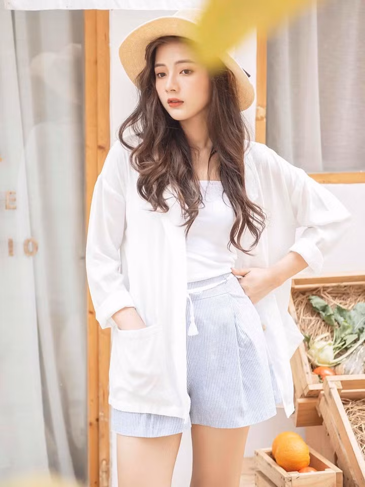 Từ một cô sinh viên ĐH Hutech bình thường, "hot girl ảnh thẻ" Lan Hương được mời làm mẫu chụp lookbook, bén duyên với web drama, trở thành diễn viên trẻ.