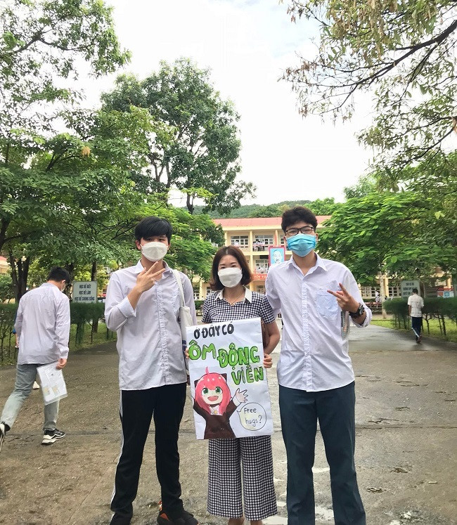 Tấm đầu tiên là hình ảnh nhân vật Tôn Ngộ Không với slogan "lụi đâu trúng đó". Tấm biển thứ 2 là nam thần Ngôn Nhất Trì với câu nói "thi tốt anh cho 185 tỷ". Cuối cùng là một tấm hình vô cùng dễ thương và ấm áp với khẩu hiệu "ở đây có ôm động viên" khiến bất cứ thí sinh nào nhìn thấy cũng phải tan chảy.