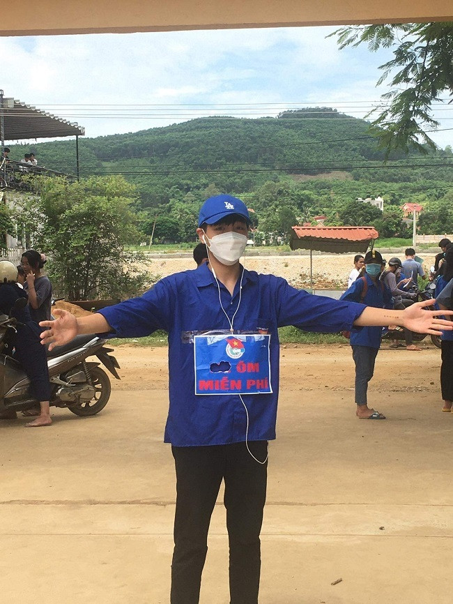 Dù làm bài được hay không thì cũng đừng quên cái ôm miễn phí động viên tinh thần đến từ một tình nguyện viên này. Ảnh: Tổng hợp Facebook