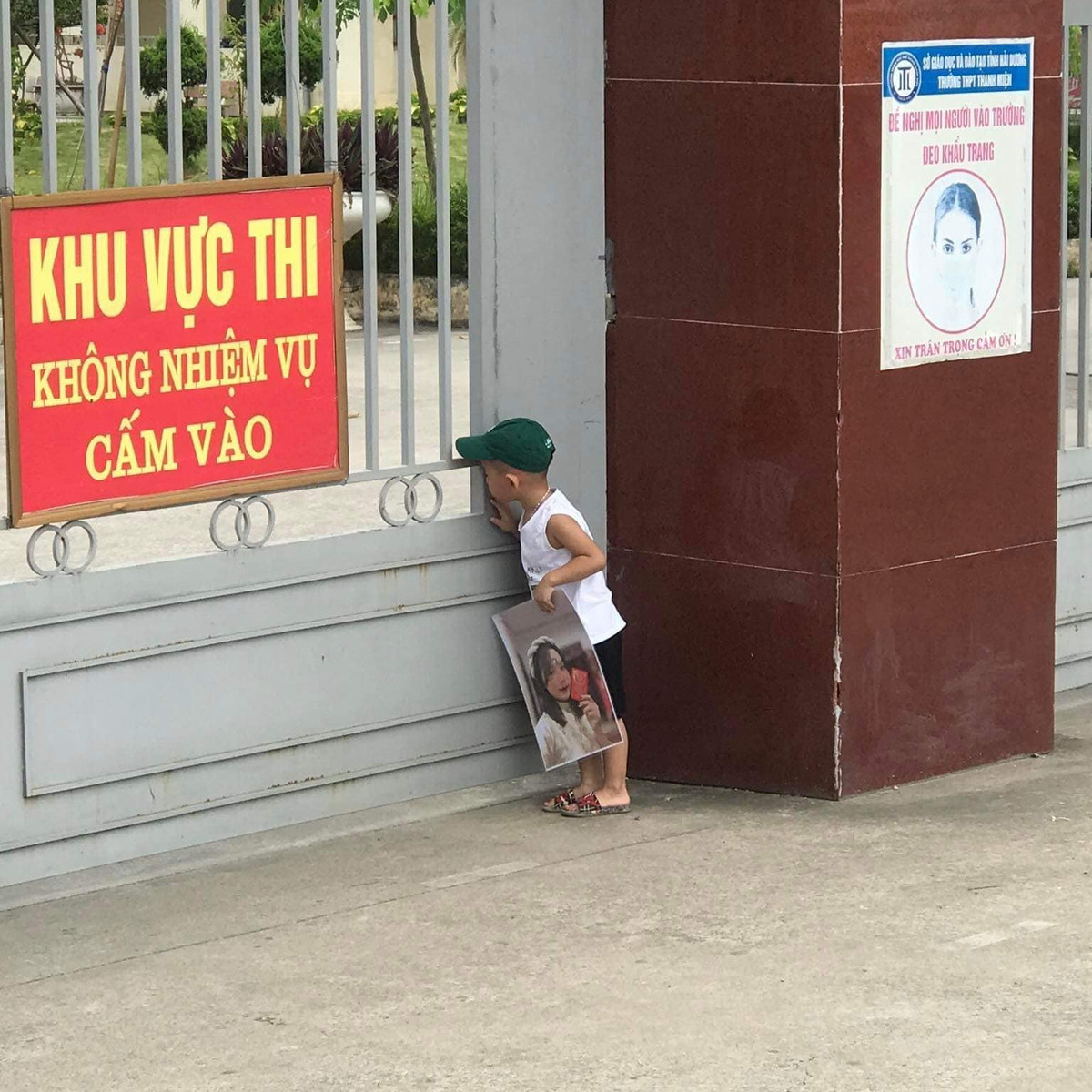 Để động viên tinh thần các sĩ tử, nhiều phụ huynh, người nhà hay thậm chí là các tình nguyện viên đã chế ra loạt slogan "chất lừ" được gửi tới động viên các thí sinh thi tốt nghiệp THPT Quốc gia năm nay.