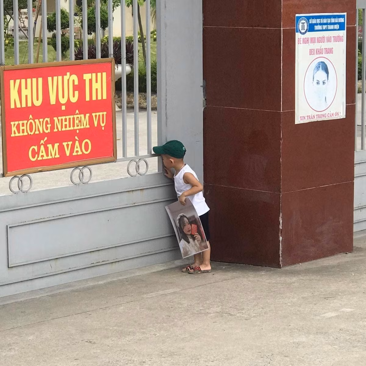 Để động viên tinh thần các sĩ tử, nhiều phụ huynh, người nhà hay thậm chí là các tình nguyện viên đã chế ra loạt slogan "chất lừ" được gửi tới động viên các thí sinh thi tốt nghiệp THPT Quốc gia năm nay.