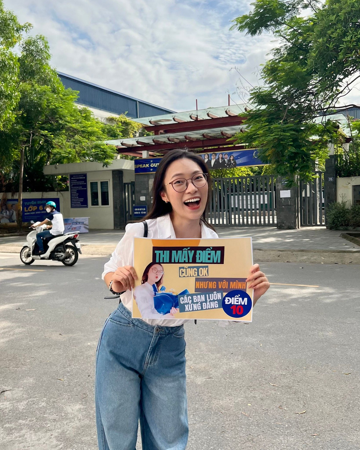 "Hot girl 7 thứ tiếng" Khánh Vy cũng sáng tạo câu slogan hay ho để cổ vũ các sĩ tử 2k4: "Thi mấy điểm cũng ok nhưng với mình các bạn luôn xứng đáng điểm 10".