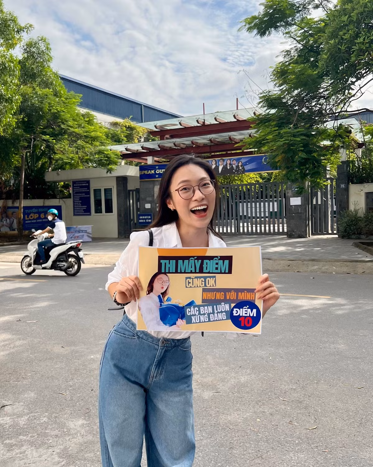 "Hot girl 7 thứ tiếng" Khánh Vy cũng sáng tạo câu slogan hay ho để cổ vũ các sĩ tử 2k4: "Thi mấy điểm cũng ok nhưng với mình các bạn luôn xứng đáng điểm 10".