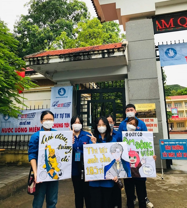 Tại điểm thi trường THPT Hải Đảo, Vân Đồn, Quảng Ninh các bạn tình nguyện viên đã chuẩn bị 3 tấm biển ghi các khẩu hiệu đặc biệt.