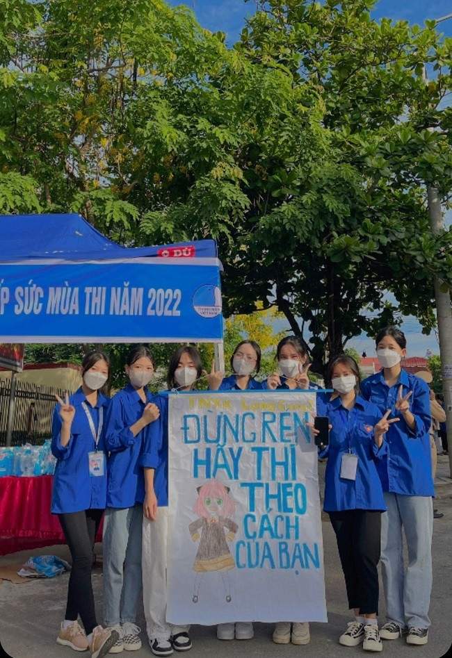 Tại một điểm trường khác, các bạn tình nguyện viên còn làm hẳn một tấm biển to ghi dòng chữ động viên các sĩ tử: "Đừng rén hãy thi theo cách của bạn".