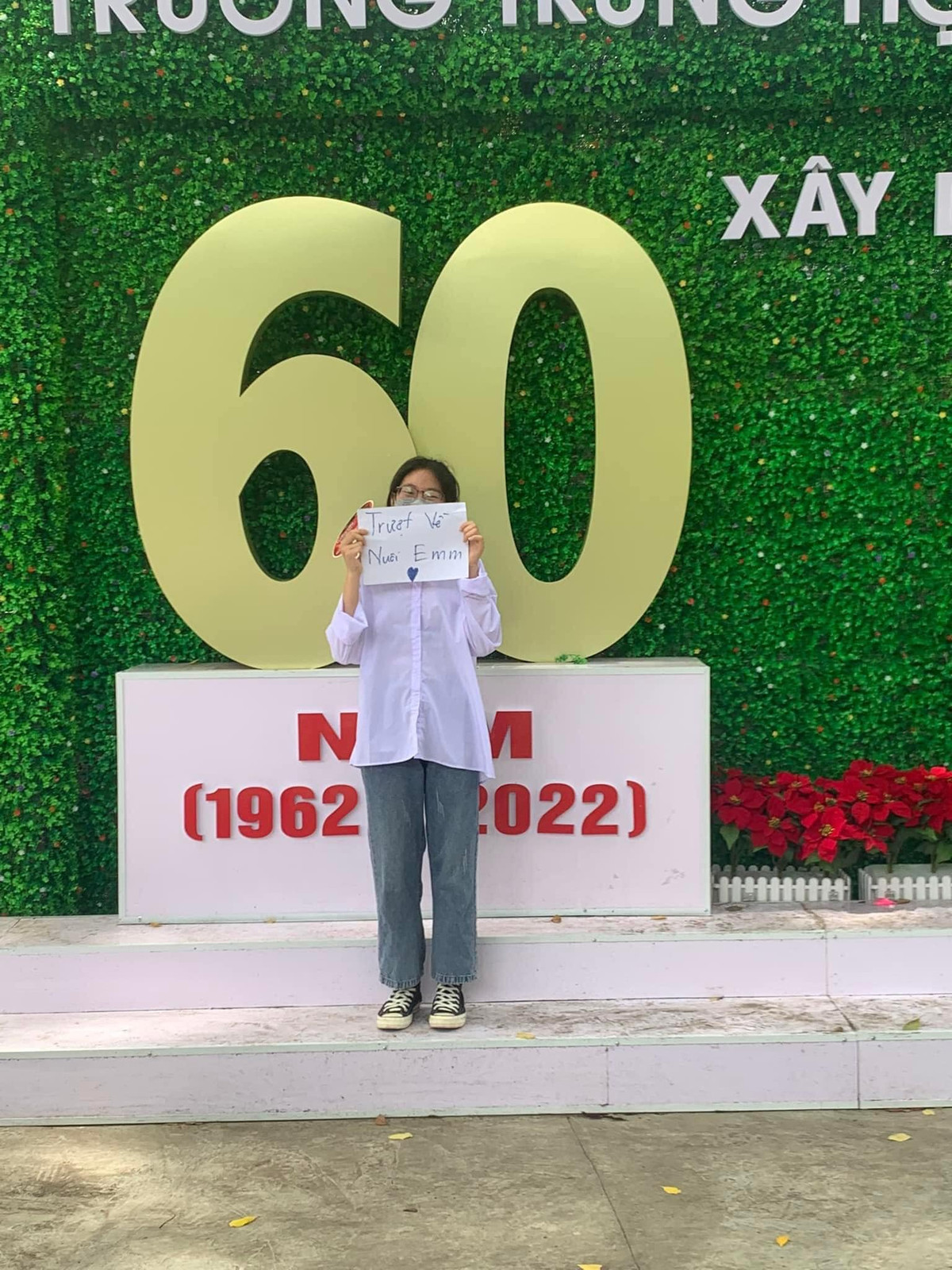 Dưới phần bình luận, nhiều cư dân mạng cũng chia sẻ lại hình ảnh tương tự tại điểm trường của mình. Hàng loạt các câu slogan có 1-0-2 ra đời khiến nhiều người phải phì cười.