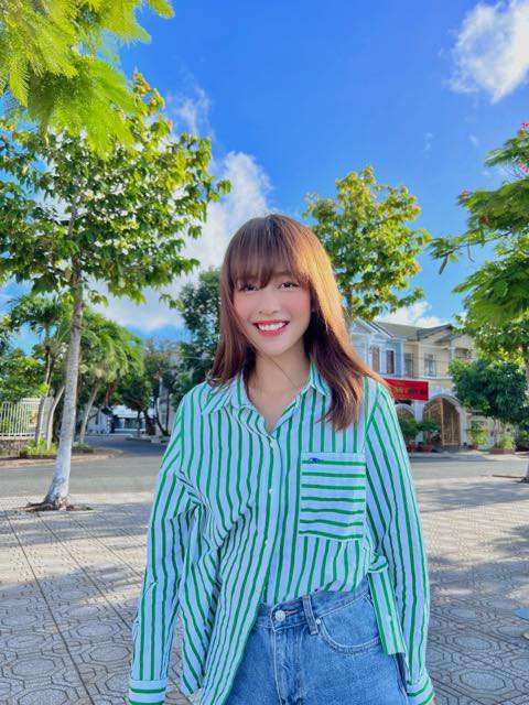 Khả Ngân đã tham gia nhiều bộ phim từ điện ảnh đến truyền hình, phải kể đến như Lật mặt 2, Nhà có 5 nàng tiên, 100 ngày bên em, Hai Phượng, Hậu duệ mặt trời,…nhưng đến 11 tháng 5 ngày Khả Ngân mới gây được tiếng vang.