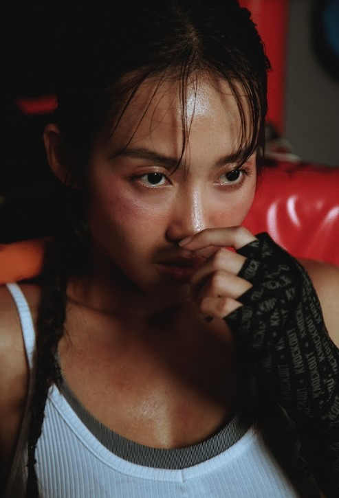 Ở độ tuổi 25, Khả Ngân trở nên sắc sảo, thần thái hơn rất nhiều. Đặc biệt, từ cử chỉ cho đến biểu cảm của Khả Ngân qua từng shoot hình đều mang đậm bản chất của một vận động viên chuyên nghiệp.