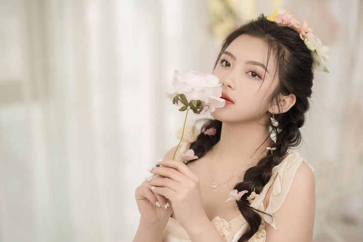 Nguyễn Thị Thêu có gương mặt hài hòa cùng nước da trắng hồng. Đây cũng là điểm cộng giúp cô gái quê Thái Nguyên nổi bật hơn.