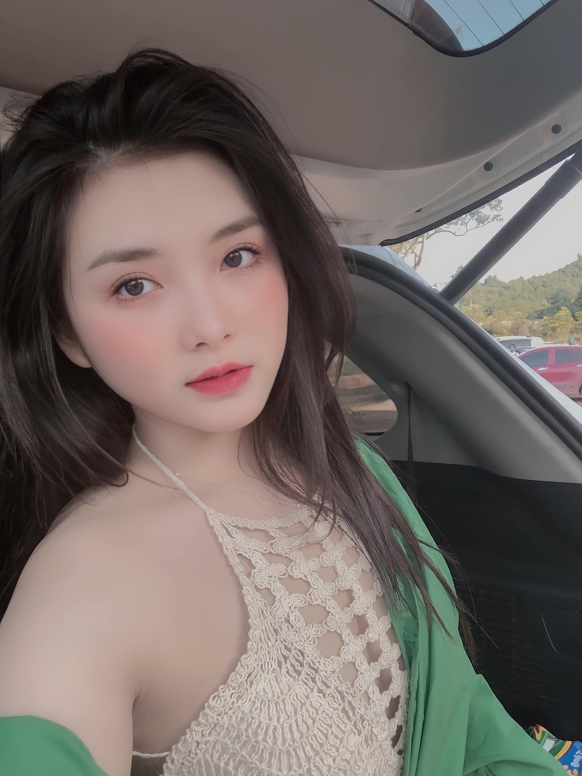 Với vẻ đẹp trong trẻo và ngọt ngào, Nguyễn Thị Thêu đang là cái tên gây bão và được săn đón trên mạng xã hội, thu hút hàng chục nghìn lượt tương tác.