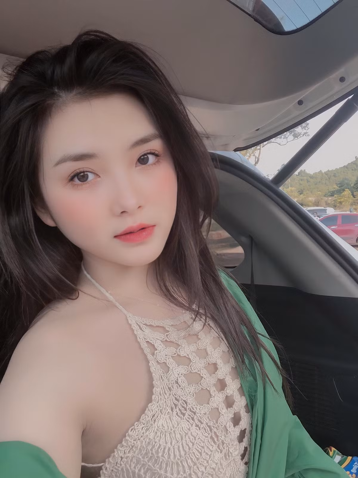 Với vẻ đẹp trong trẻo và ngọt ngào, Nguyễn Thị Thêu đang là cái tên gây bão và được săn đón trên mạng xã hội, thu hút hàng chục nghìn lượt tương tác.