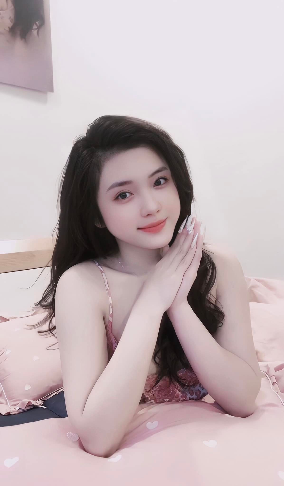 Không gò bó trong một phong cách nào, nàng hot girl xứ chè luôn biến hóa thời trang đa dạng phù hợp từng hoàn cảnh.