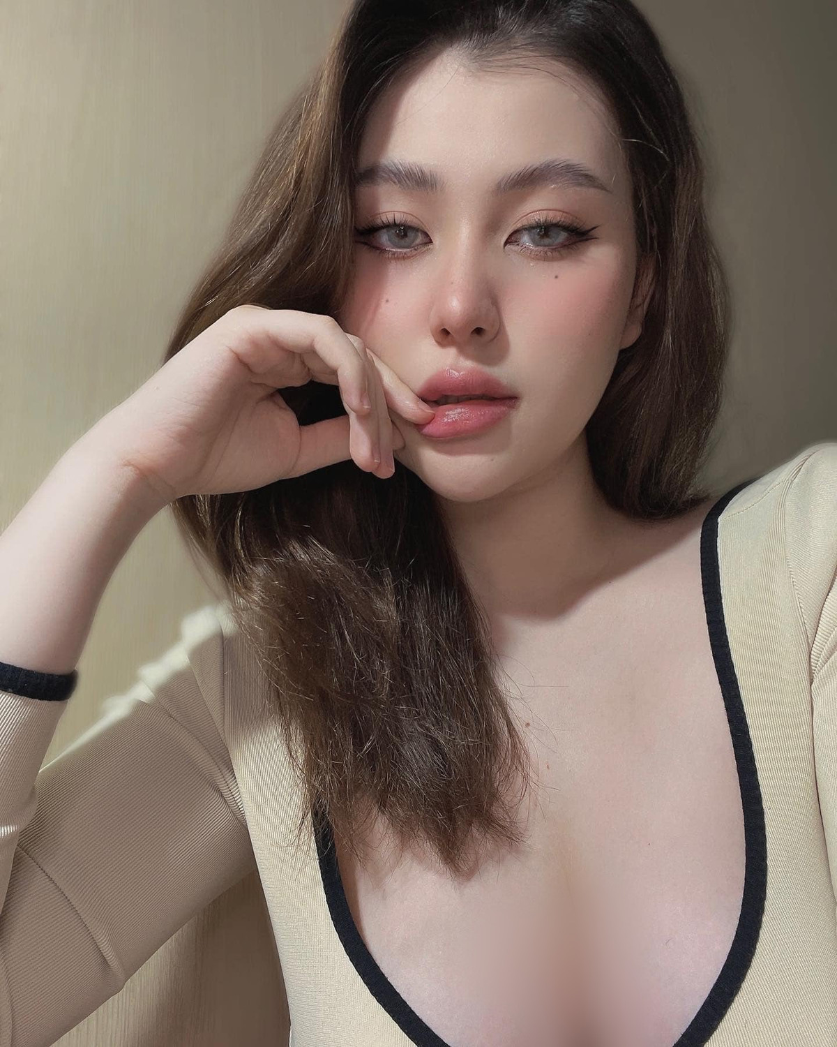 Nàng hot girl Sài thành đã kết hôn và sinh con đầu lòng vào tháng 3/2022, những hình ảnh mới sau sinh của cô nàng nhận về nhiều sự quan tâm, đặc biệt nhan sắc thăng hạng của cô trở thành tâm điểm.