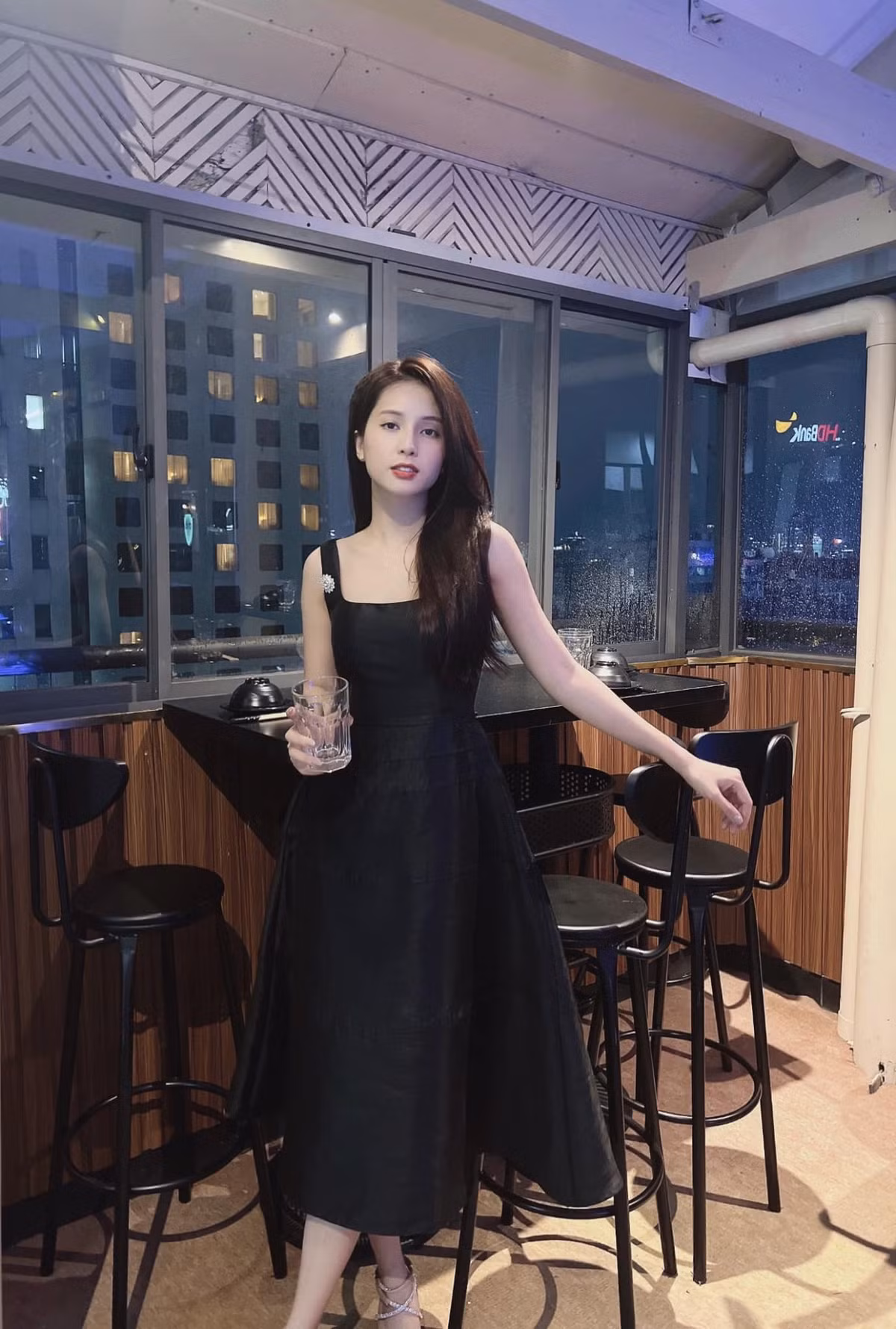 Trước đây cô theo đuổi phong cách nàng thơ thì hiện tại đã có sự lột xác, gợi cảm hơn.