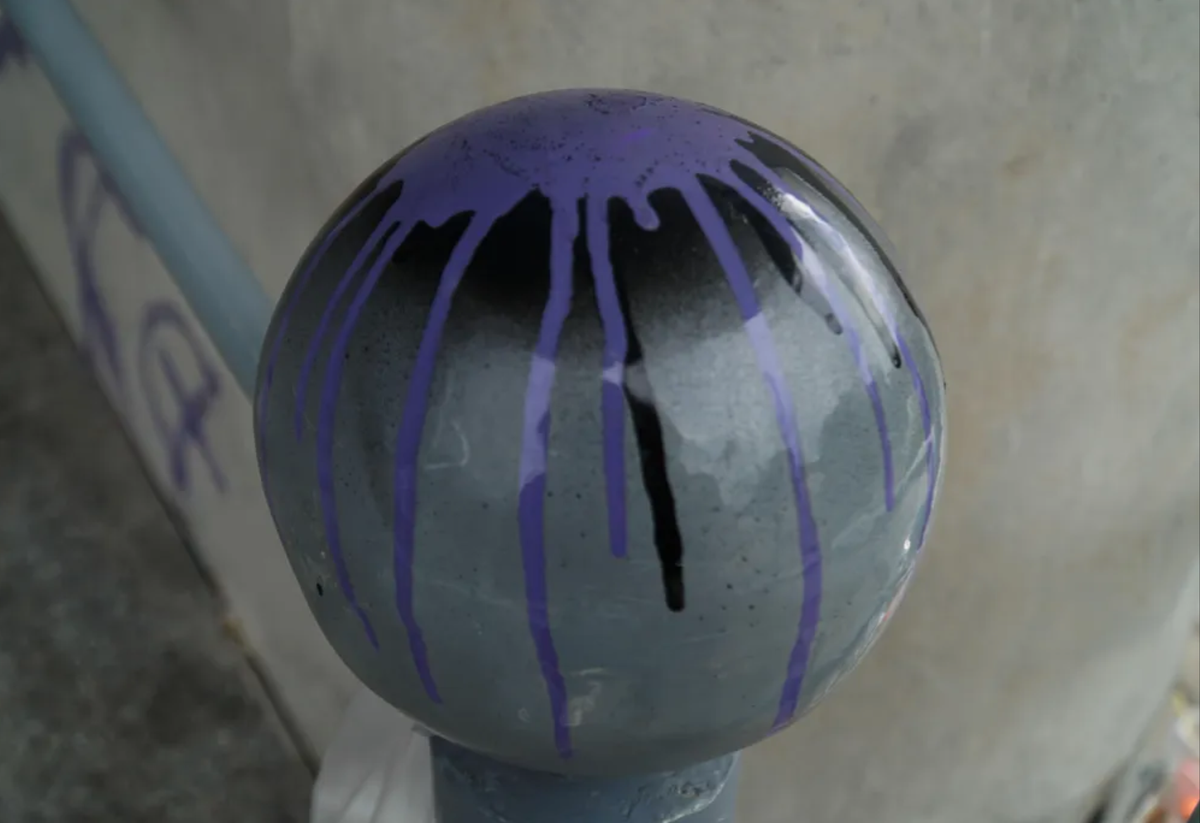 Những hình ảnh vẽ bậy tại cầu Thủ Thiêm 2 sau khi được chia sẻ lên MXH đã làm netizen phẫn nộ, chỉ trích vì hành động thiếu ý thức của một bộ phận giới trẻ ngày nay. Ảnh: Thư Trần.