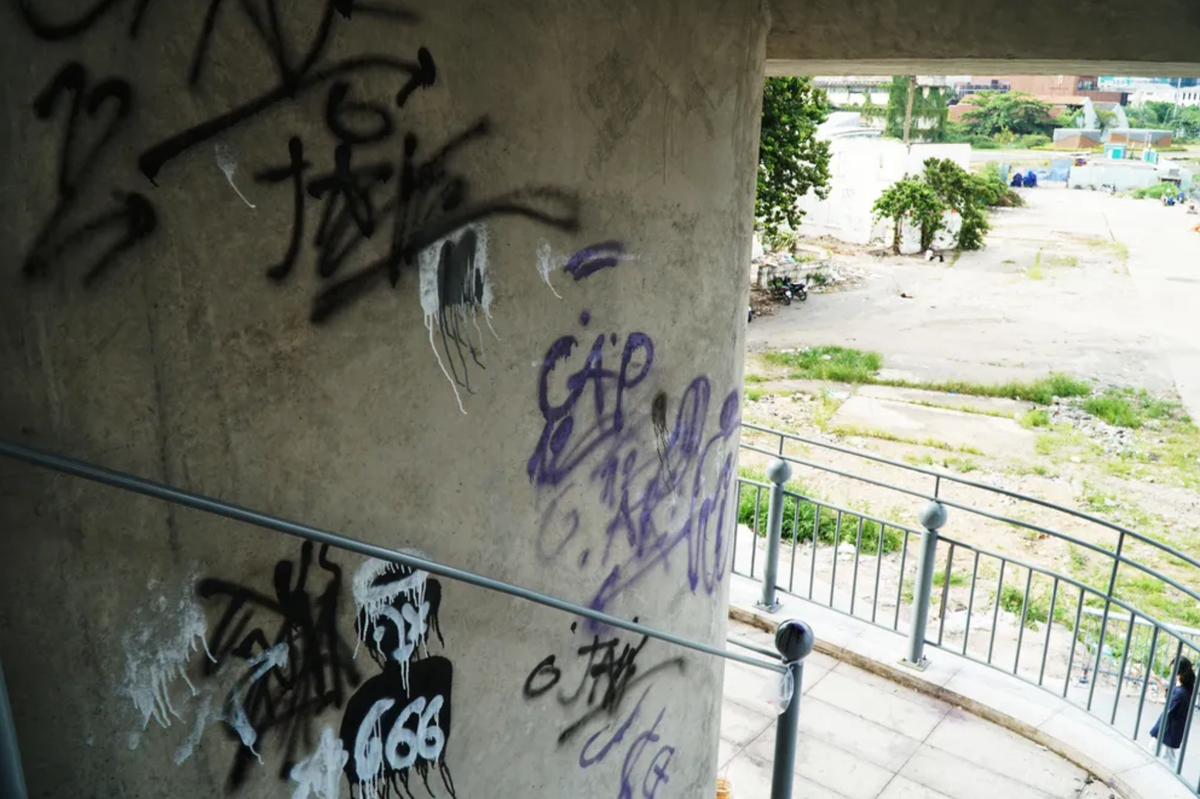 Theo hình ảnh ghi lại, trên các lối cầu thang lên xuống xuất hiện chi chít hình vẽ bậy là nét vẽ bằng sơn xịt màu đỏ và đen, mang bóng dáng của graffiti (nghệ thuật vẽ tranh tường) - thuộc nhóm các loại hình nghệ thuật đường phố. Ảnh: Thư Trần.