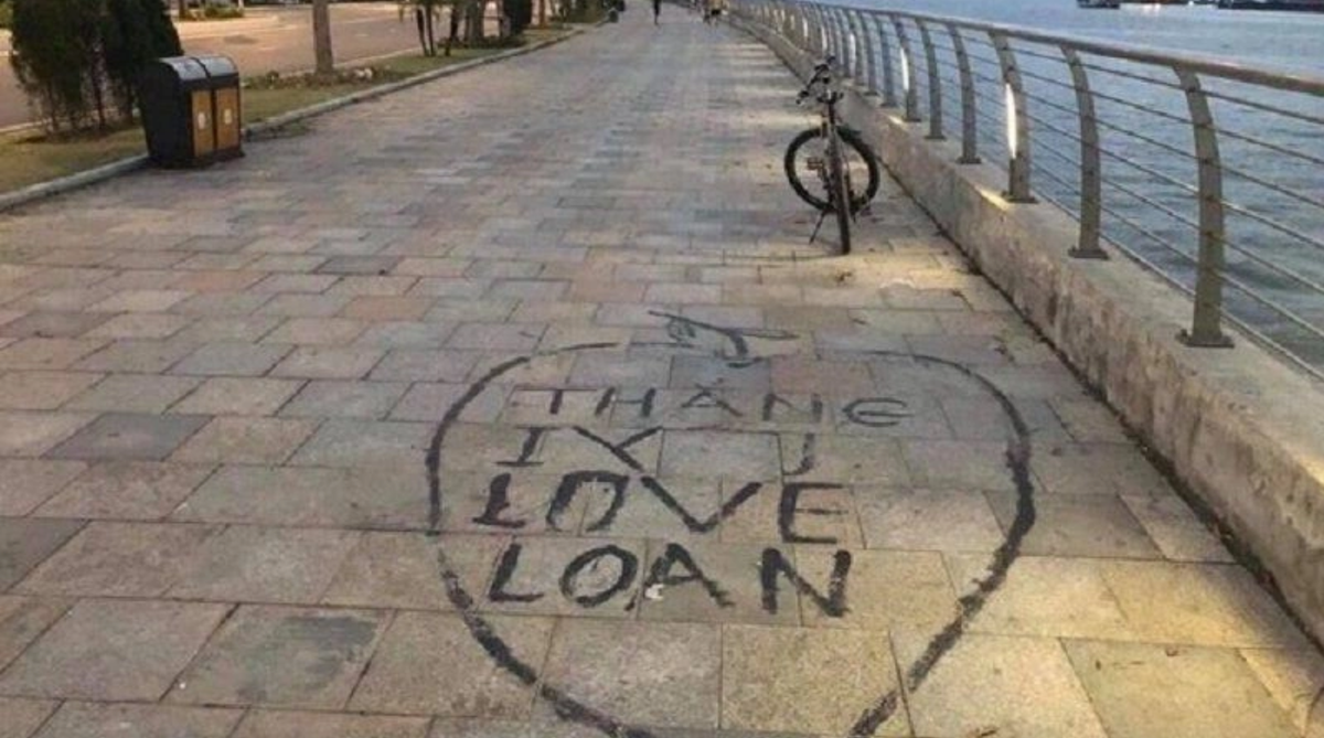 Không ít lần chúng ta bắt gặp những hành động vẽ bậy nơi công cộng của du khách hay giới trẻ nói riêng khiến nhiều người không khỏi băn khoăn về ý thức của thế hệ trẻ Việt. Ảnh: Review Hạ Long