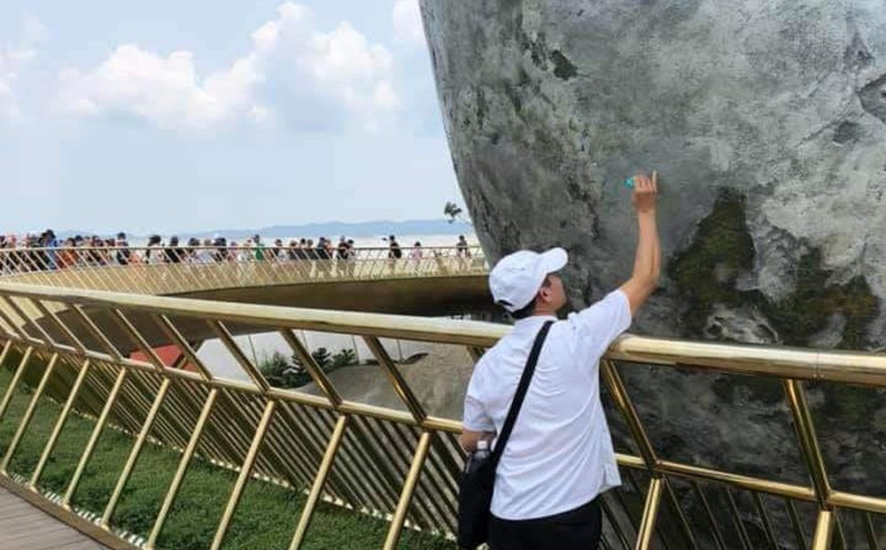 Hình ảnh một người đàn ông viết bậy lên tảng đá tại Cầu Vàng được chia sẻ trên mạng xã hội. Ảnh: OFFB