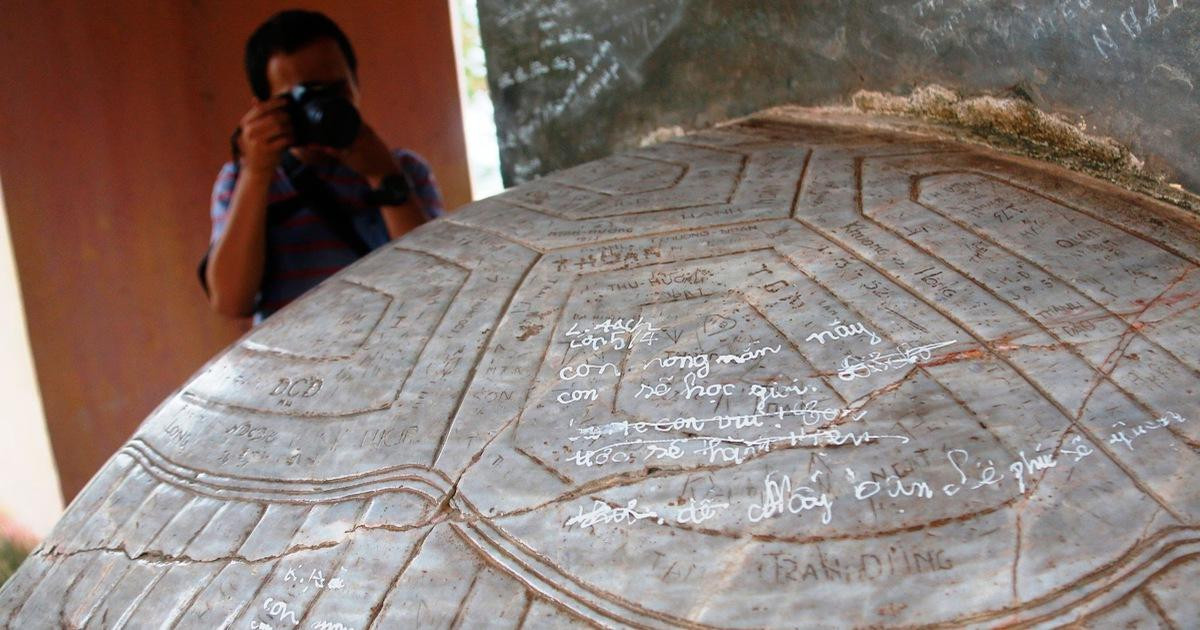 Hình ảnh rùa đá tại chùa Thiên Mụ (Huế) bị "trang trí" chằng chịt bằng bút xóa. Ảnh: Gotit.cool