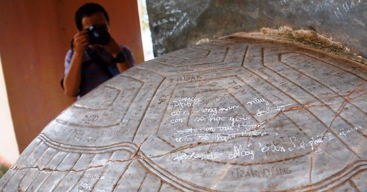 Hình ảnh rùa đá tại chùa Thiên Mụ (Huế) bị "trang trí" chằng chịt bằng bút xóa. Ảnh: Gotit.cool