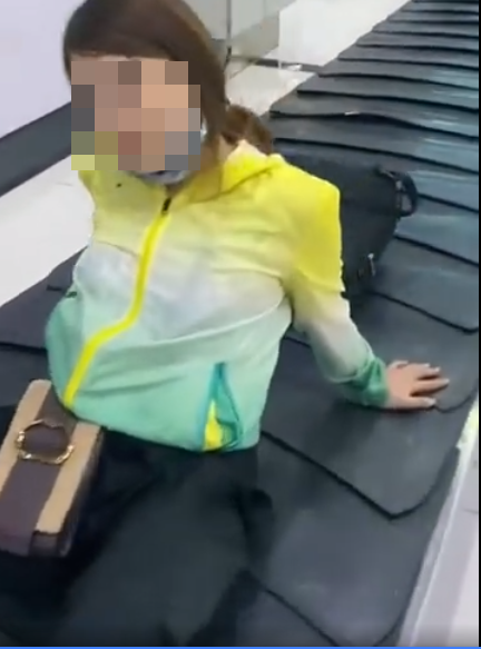 Đoạn clip cô gái ngồi lên băng chuyền hành lý tại sân bay chỉ vỏn vẹn vài giây nhưng cũng đủ khiến cho người xem bức xúc. Hiện chưa rõ danh tính vị nữ hành khách trên và vẫn chưa rõ vì sao cô lại có hành động thiếu ý thức như thế.