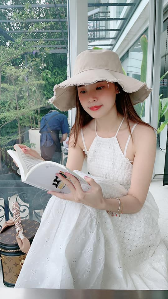 Midu tên thật là Đặng Thị Mỹ Dung, ngoài vai trò làm diễn viên, tham gia các hoạt động showbiz, cô còn là giảng viên theo dạy tại một trường Đại học ở TP HCM.
