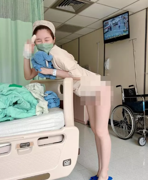 Khi bị ném đá vì phơi gần hết vòng 1, cô chia sẻ rằng y tá có yêu cầu mặc áo vào nhưng cô không thể tự buộc dây nên mới ăn mặc như vậy.