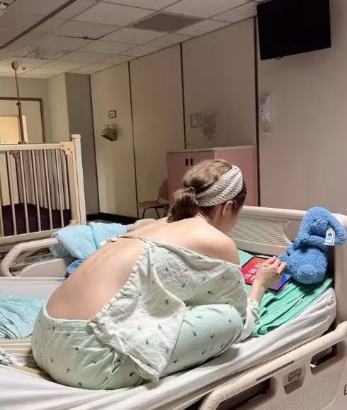 Thay vì mặc đồ bệnh viện như bình thường, cô nàng hồn nhiên khoe ngực trần, phơi vòng 3 khiến netizen vô cùng phẫn nộ.