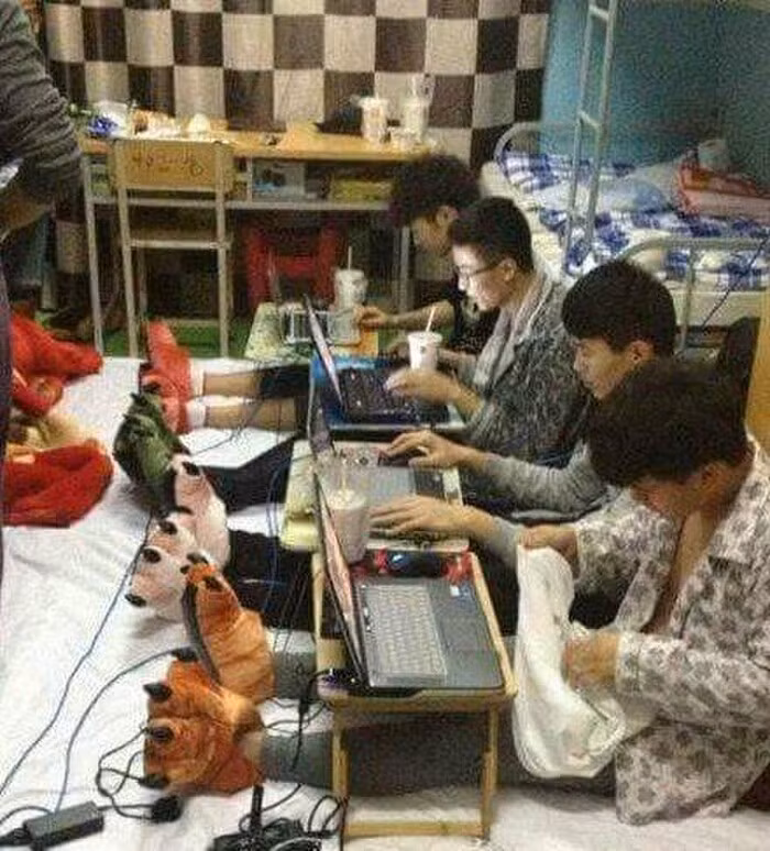 Theo nhiều netizen bình luận, các chàng trai thoải mái gọi nhau là “cưng yêu” và khiến người nghe xung quanh cũng cảm thấy bất ngờ vì cách thể hiện tình cảm thân mật.