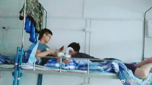 Khác với tưởng tượng nhiều người về sự nam tính mà chàng trai thường thể hiện ở vẻ ngoài, thực ra tình bạn của họ lại khăng khít và dành những hành động lãng mạn cho nhau.