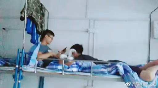 Khác với tưởng tượng nhiều người về sự nam tính mà chàng trai thường thể hiện ở vẻ ngoài, thực ra tình bạn của họ lại khăng khít và dành những hành động lãng mạn cho nhau.