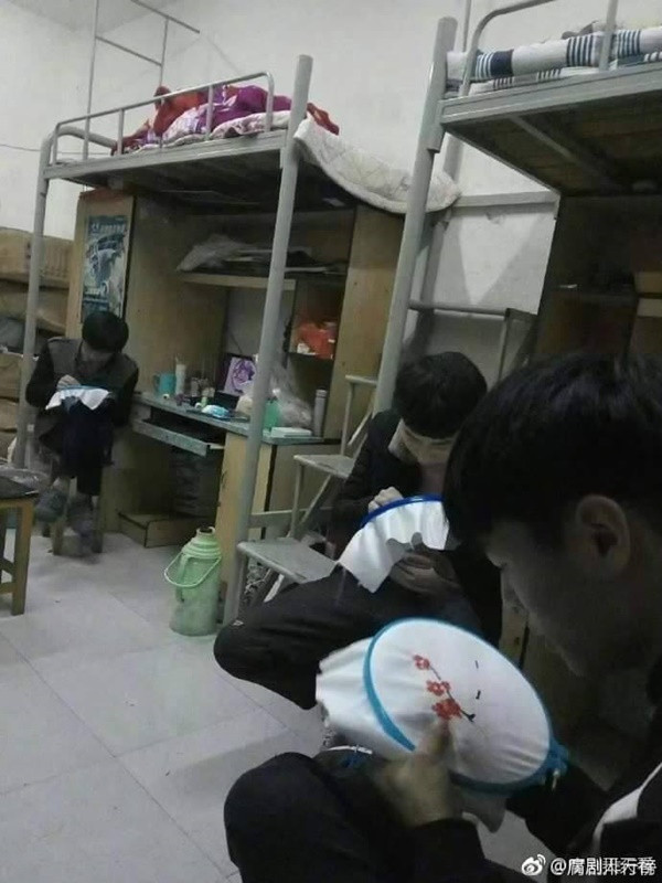 Gần như không có khoảng cách gì ở mối quan hệ giữa các nam sinh và điều đó đã khiến chị em cũng phải ghen tị.