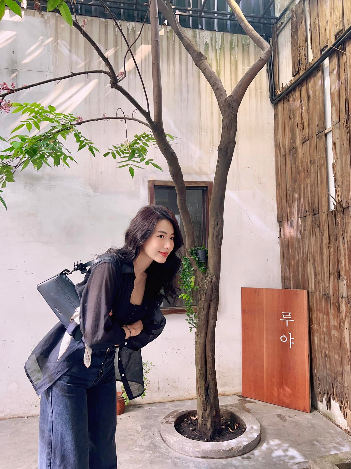 Minh Trang có đôi mắt sáng, khuôn mặt thanh thoát, sống mũi cao và đặc biệt là nụ cười tươi rói thu hút ánh nhìn của mọi người xung quanh.