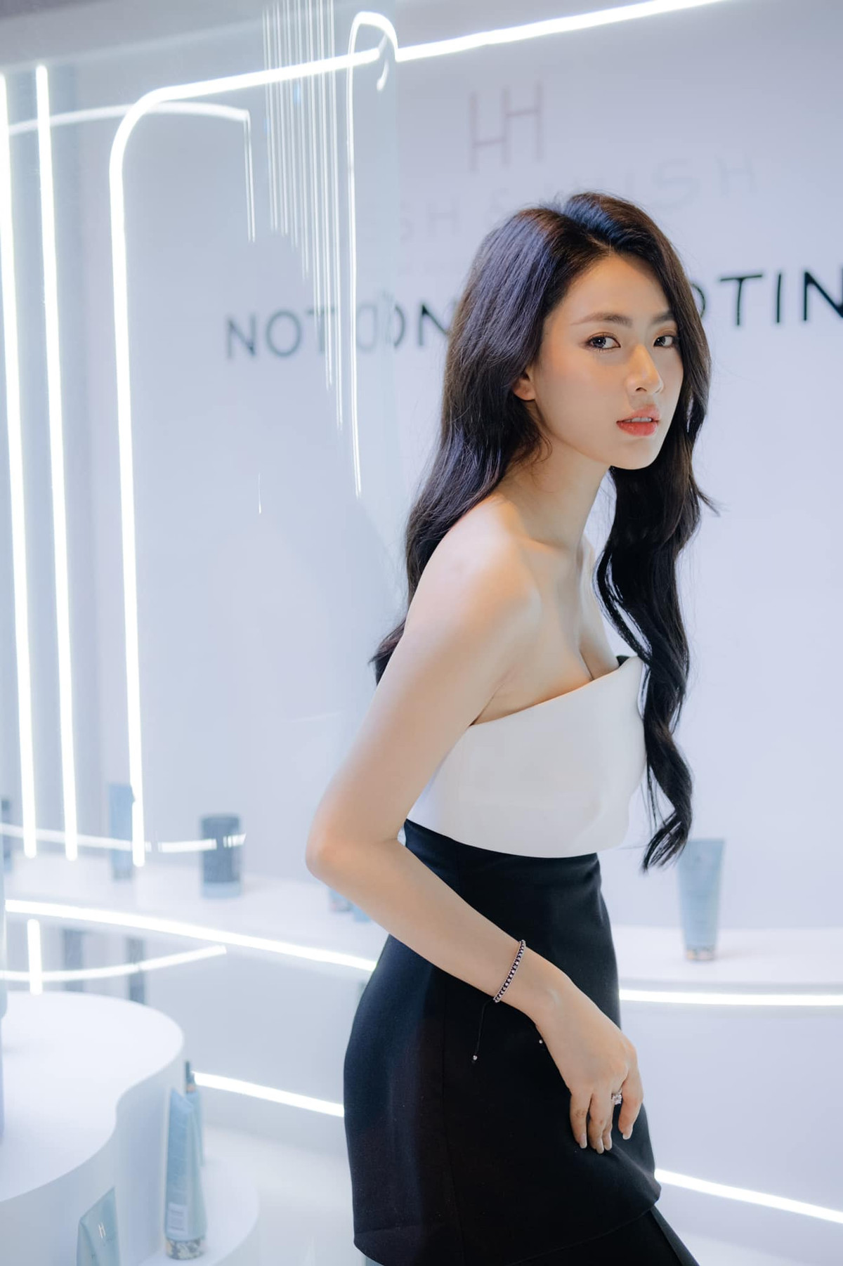 Rũ bỏ hình tượng trong sáng như trước kia, thời gian gần đây Minh Trang chuyến hướng gợi cảm, trưởng thành hơn.