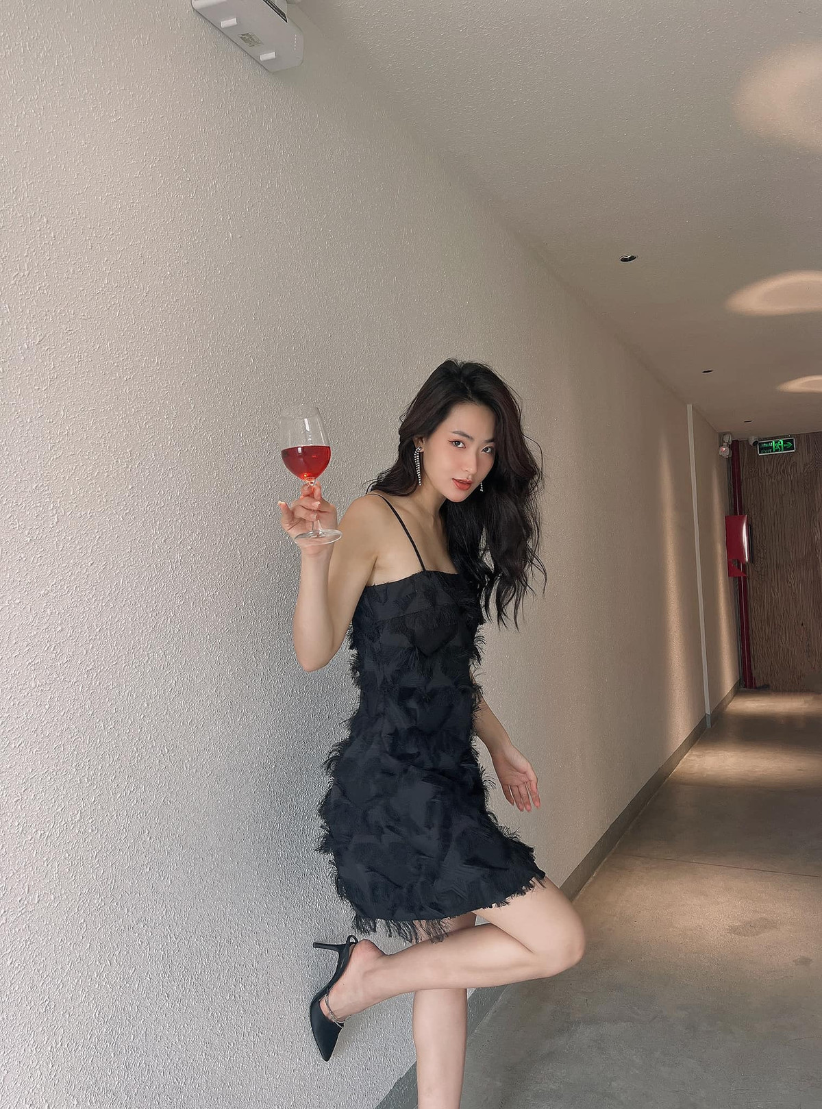 Nàng hot girl TikTok này được biết đến khi xuất hiện trong một số MV như "Đừng yêu nữa em mệt rồi", "Một đêm say",...