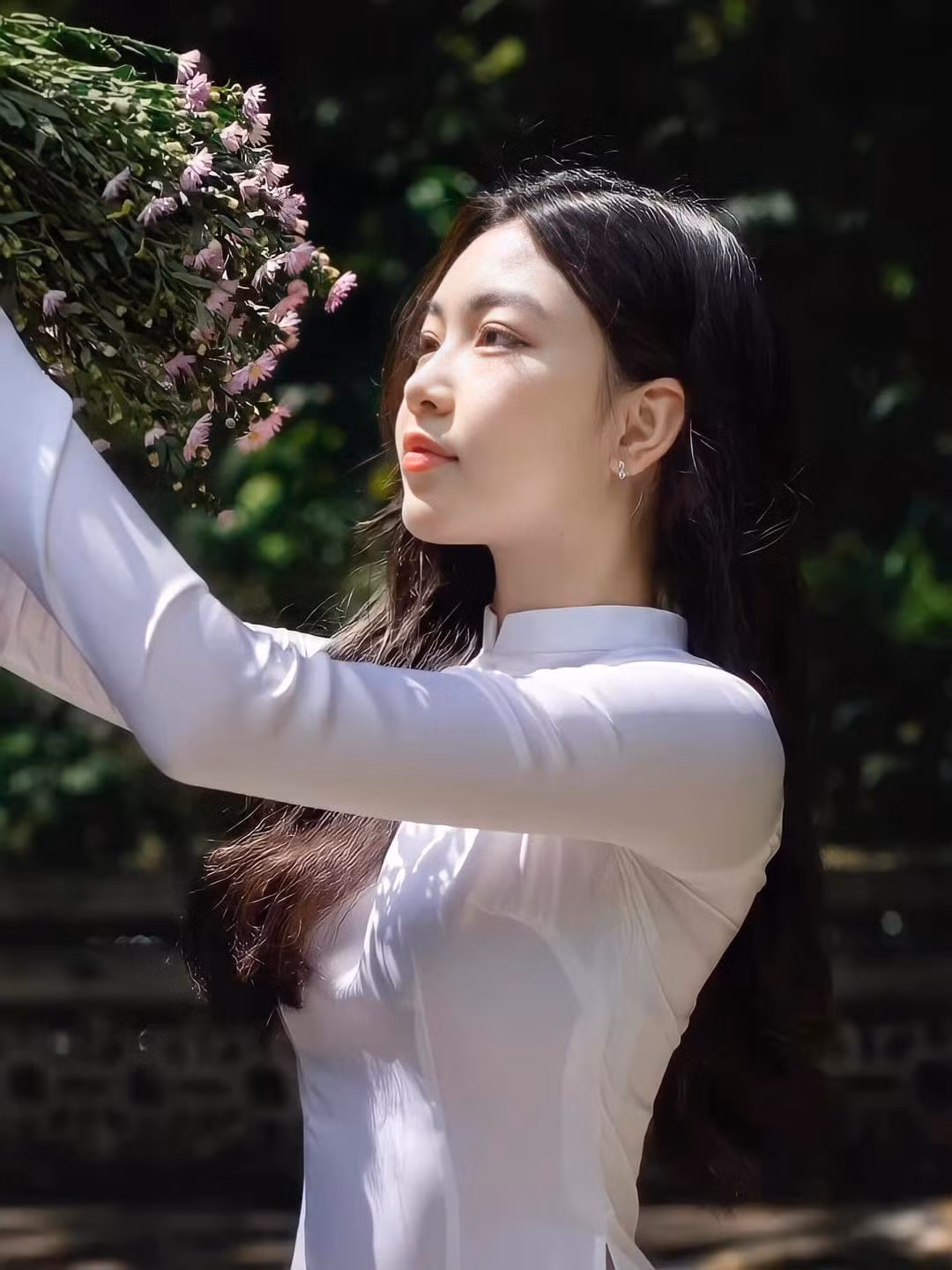 Bên dưới phần bình luận, không chỉ dành lời ngợi khen Lọ Lem, cư dân mạng còn bày tỏ sự ngưỡng mộ với vợ chồng Quyền Linh.