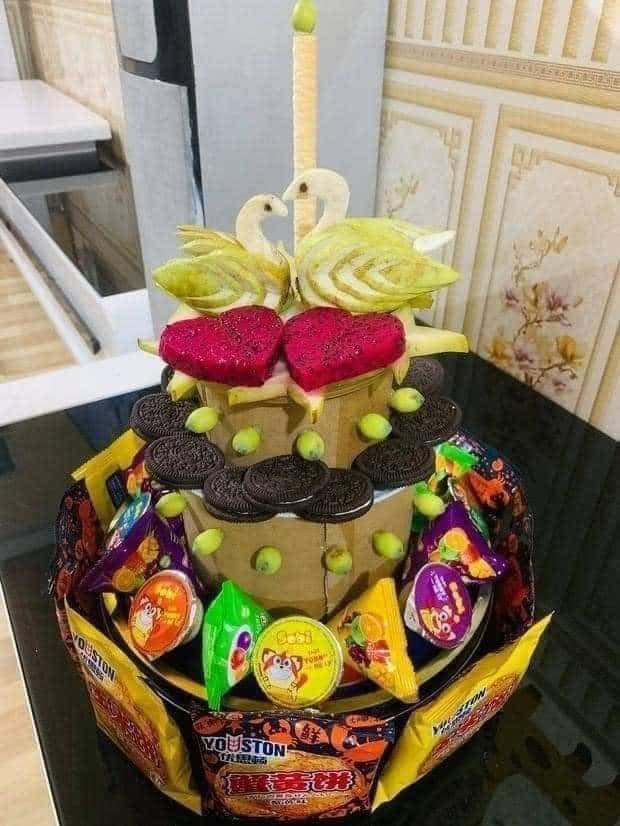 Phiên bản bánh sinh nhật được làm từ những gói bánh nhỏ và hoa quả, dù đơn giản nhưng vẫn đẹp, ý nghĩa.