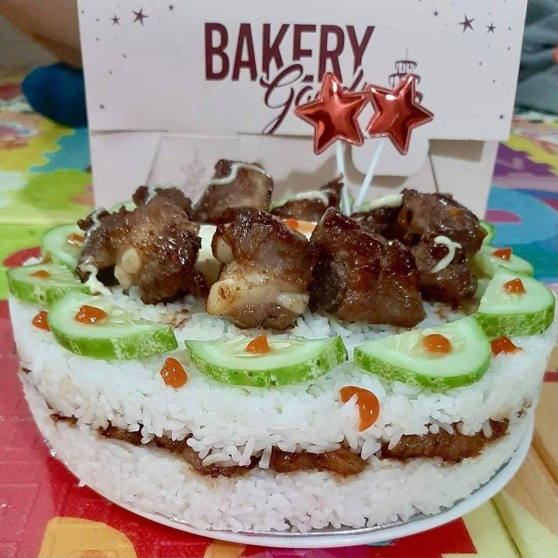 Tuy nhiên để thiết thực hơn và tiết kiệm chi phí, mới đây trên MXH đã xuất hiện loạt bánh sinh nhật được làm từ thức ăn, thực phẩm hàng ngày gây bão mạng.