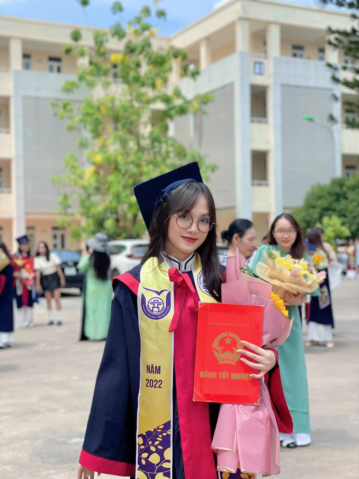 Mới đây, trên trang cá nhân, bạn gái Nhâm Mạnh Dũng đã chia sẻ khoảnh khắc hạnh phúc khi cầm tấm bằng tốt nghiệp khoa Giáo dục tiểu học chất lượng cao Đại học Thủ đô Hà Nội.