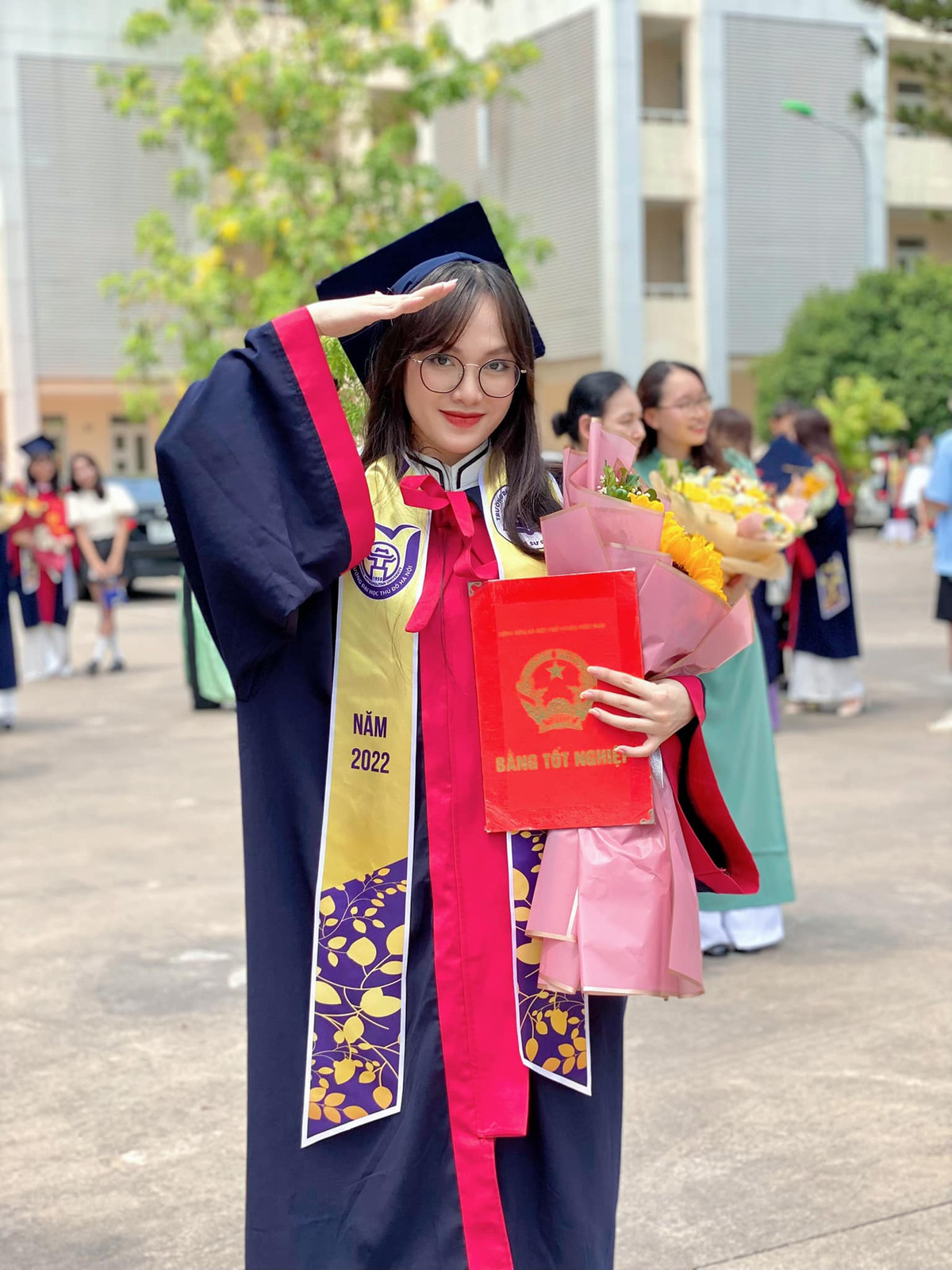 Chia sẻ về điều này, cô viết: "Sự học đã hoàn thành, nhưng sự nghiệp nhà giáo chỉ mới bắt đầu. Hi vọng bản thân sẽ tiếp tục cố gắng trong tương lai".