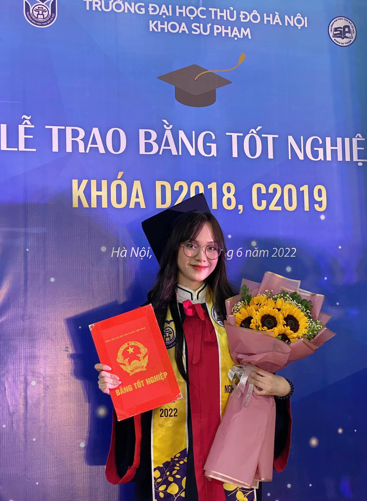 Được biết vừa qua Quế Linh cũng vừa nhận được bằng khen "Sinh viên 5 tốt" do Ban Chấp hành Hội Sinh viên thành phố Hà Nội trao tặng.