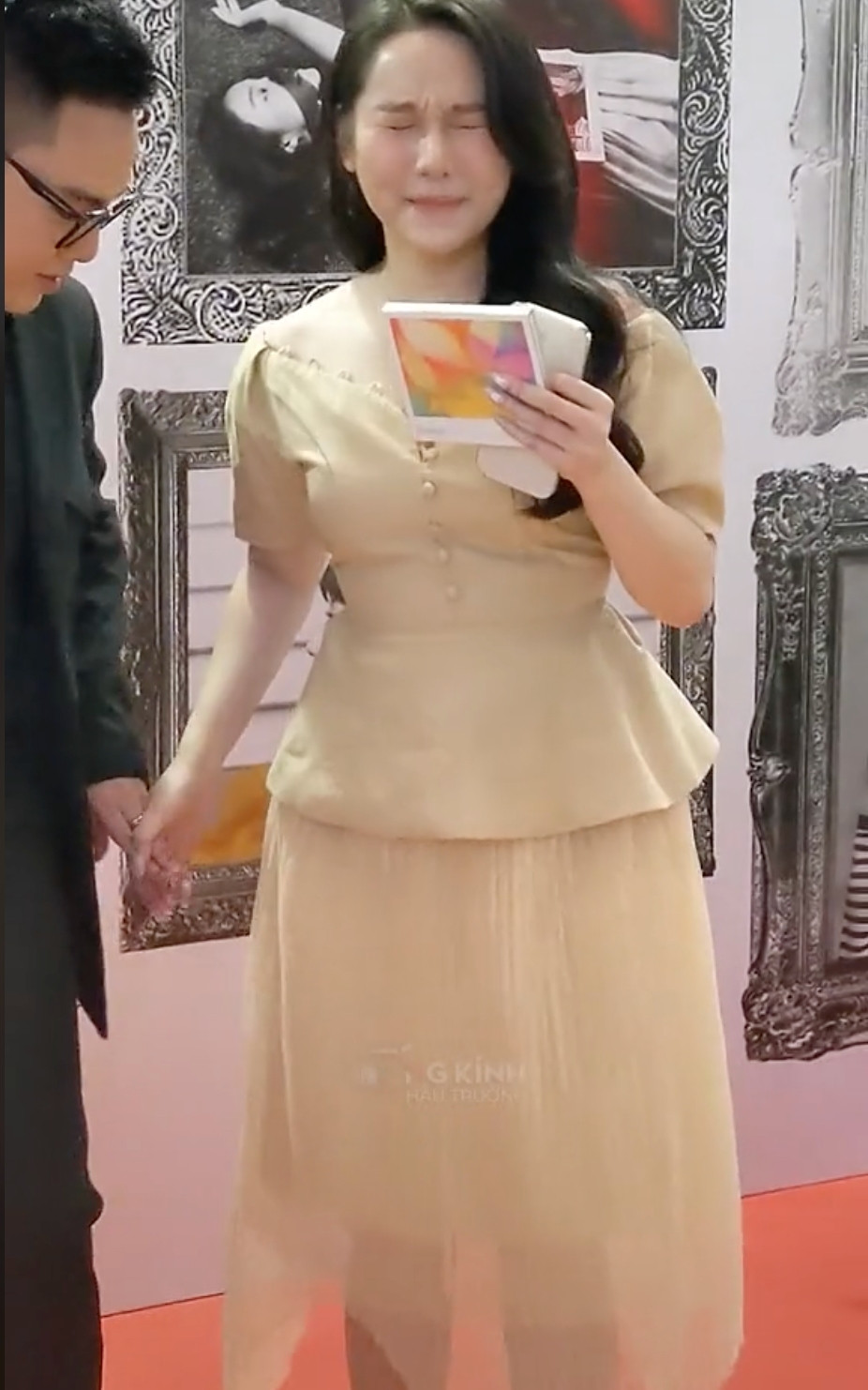 Không những thế nữ diễn viên còn mang đôi giày cao gót đế quá nhọn khiến cô không giữ được thăng bằng, liên tục té ngã sõng soài đến mức không thể tự đứng lên được tại thảm đỏ.