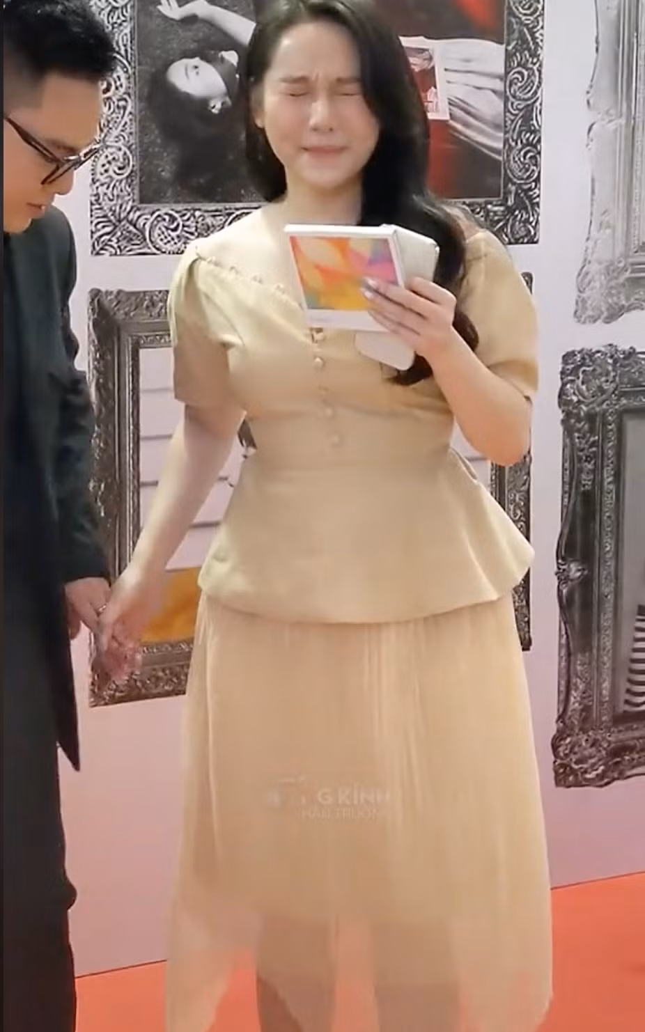 Không những thế nữ diễn viên còn mang đôi giày cao gót đế quá nhọn khiến cô không giữ được thăng bằng, liên tục té ngã sõng soài đến mức không thể tự đứng lên được tại thảm đỏ.